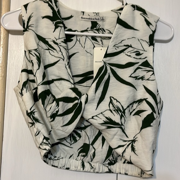 Abercrombie Twist Front Top - Small. New w/tag - Picture 2 of 3